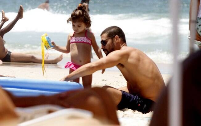 Na tarde de domingo (9), Cauã Reymond foi à praia da Barra da Tijuca com a filha Sofia