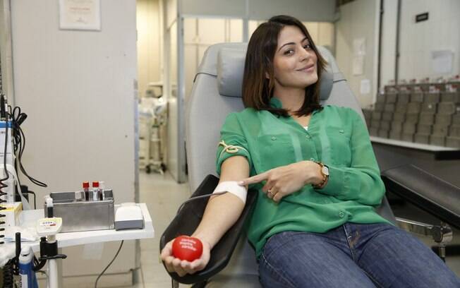 Carol Castro participa de campanha de doação de sangue