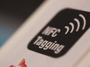 Placas como essa indicam a presença de terminais NFC em lojas da Europa