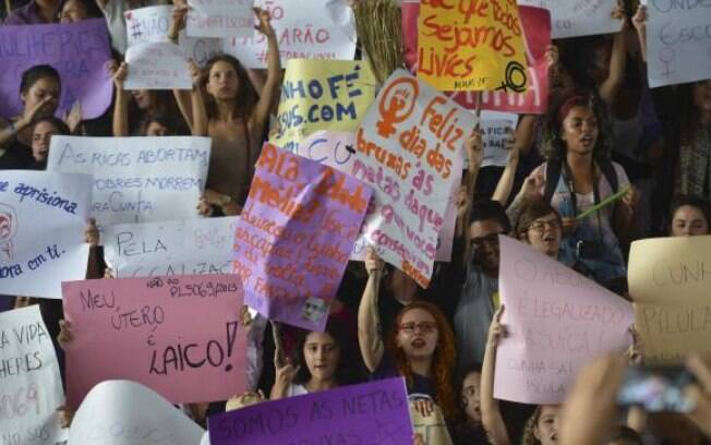 Mulheres protestam em Brasília contra projeto que criminaliza o auxílio ao aborto
