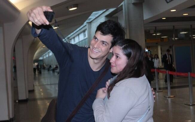 Mateus Solano posa para foto com fã nesta terça-feira (28), no aeroporto de Congonhas, em São Paulo