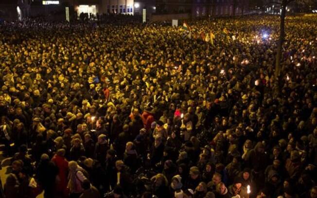 Protesto contra terrorismo levou milhares às ruas de Copenhague, na Dinamarca, na noite desta segunda-feira (16). Foto: AP