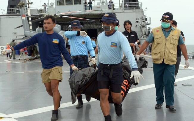 Buscas por corpos e caixa-preta do avião da AirAsia são dificultadas pelo tempo (03/01). Foto: AP