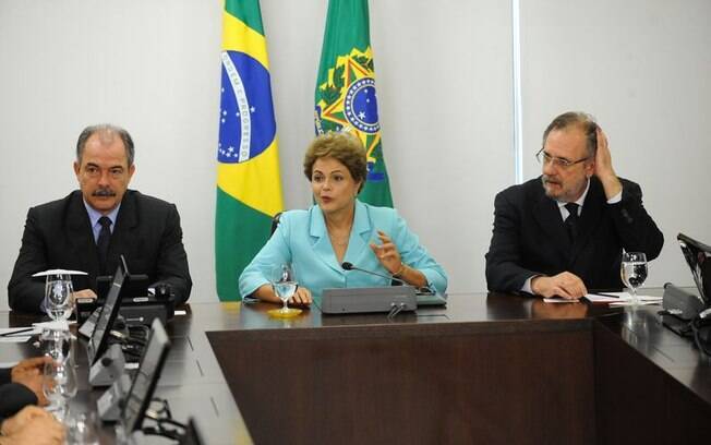 DIlma em encontro com ministros na véspera do Dia do Trabalho (30/04/2015)
