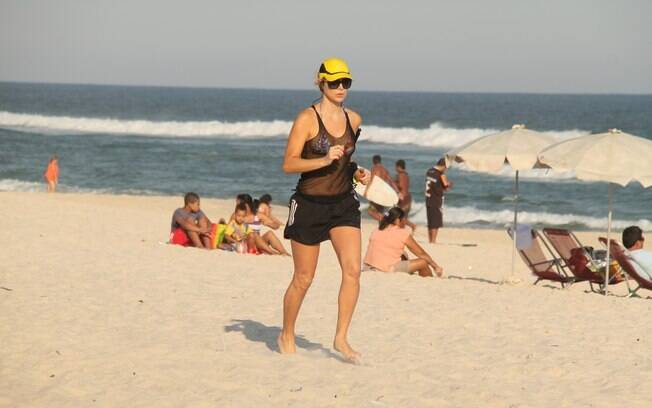 Christine Fernandes mantém a boa forma na praia