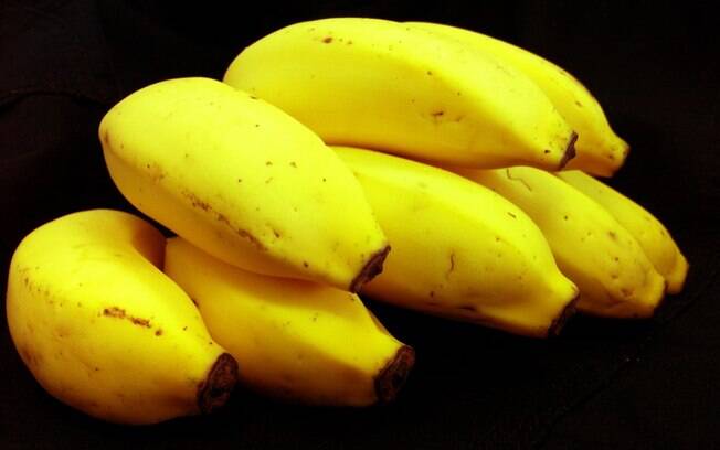 Banana: Rica em carboidrato e triptofano, que ajudam na formação da serotonina, hormônio da felicidade. Foto: ig