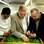 Sylvestre Wahid e Jean-Andre Charial do L'Oustau de Baumaniere, checam a qualidade das ervilhas com o crítico gastronômico Jean-Claude Ribault (à dir.). Foto: The New York Times