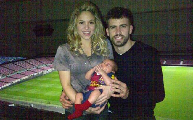 Shakira leva filho ao estádio e acompanha partida do time do marido, Gerard Piqué