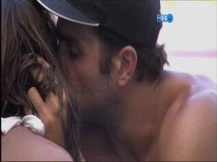 Junior e Angela fazem as pazes