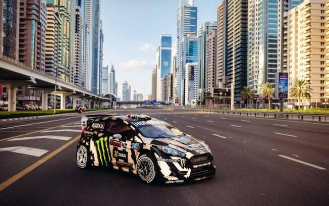 Ford Fiesta de rali, do piloto Ken Block, em uma das avenidas de Dubai