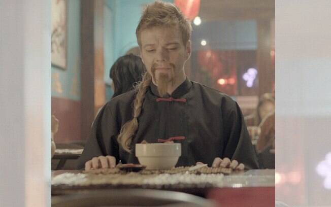 Michel Teló se transforma em chinês em comercial