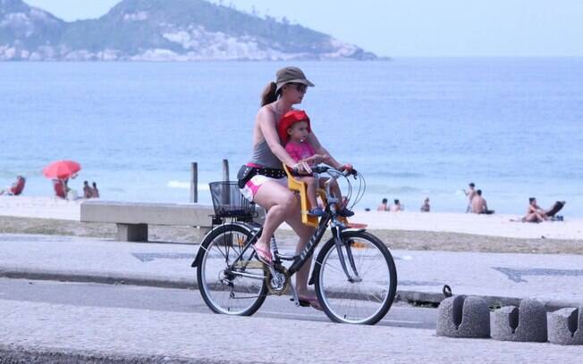 Vanessa Lóes, passeia com a filha, Cora, de bicicleta...