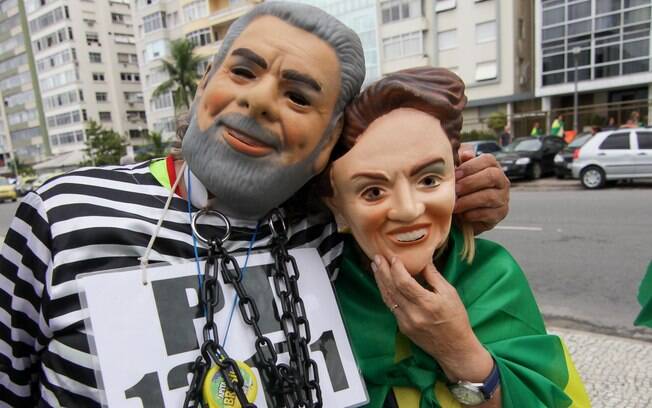 Manifestantes protestam contra a presidente Dilma Rousseff e o ex presidente Luiz Inácio Lula da Silva neste domingo (13) em Copacabana, zona sul do Rio de Janeiro.. Foto: Luciano Belford/Estadão Conteúdo - 13.03.16