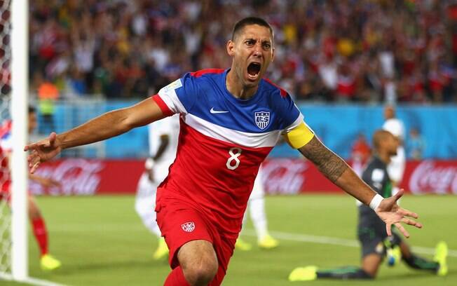 Clint Dempsey comemora após fazer 1 a 0 para os EUA
