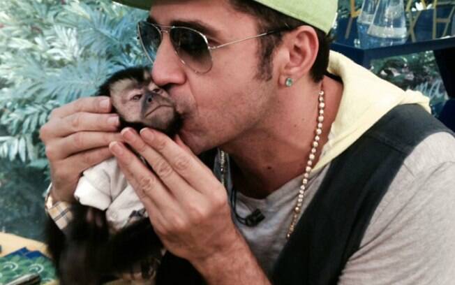 Latino beija Twelves, seu macaco-prego de estimação