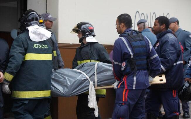 Agentes levam corpo de operário morto em desabamento na zona leste. Foto: Gabriela Bilo/Futura Press