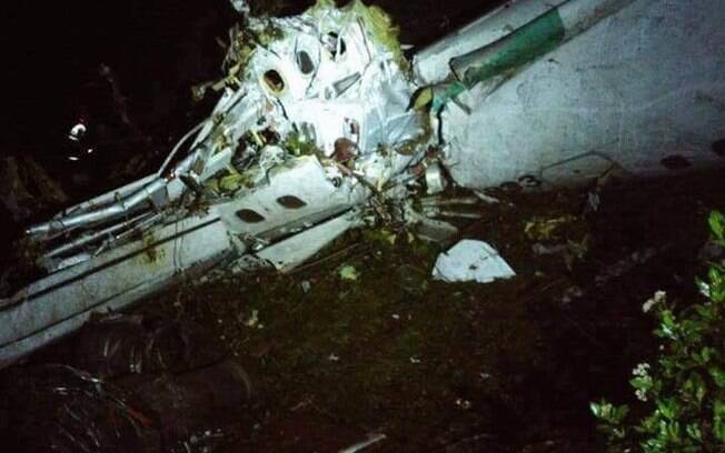 Destroços do avião que levava a equipe da Chapecoense