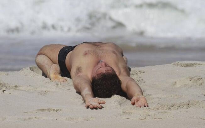 Ator faz exercício na areia da Prainha
