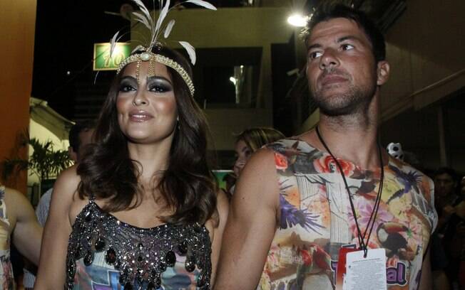 Juliana Paes chega com o marido, Carlos Eduardo, a camarote na Sapucaí, Rio de Janeiro