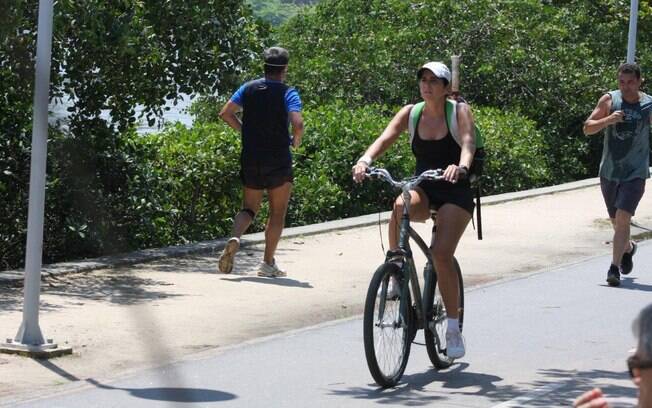 Após a habitual partida de tênis, Malu Mader pedalou na Lagoa Rodrigo de Freitas, no Rio