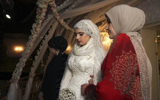 Kheda Goilabiyeva depois de seu casamento com o agente da polícia chechena Nazhud Guchigov, na capital provincial da Chechênia Grozny, Rússia (16/05)