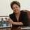 Dilma mostra o porta-retrato que ganhou de Blatter. Foto: AE