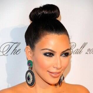 Kim Kardashian adotou o coque rosquinha no tapete vermelho