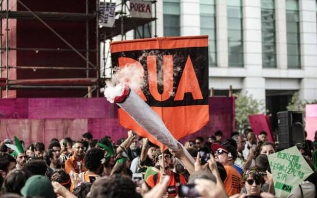 Defensores da legalização da maconha fazem ato na Avenida Paulista, em São Paulo, em maio