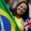 Bela morena mostra bandeira do país. Foto: Getty Images