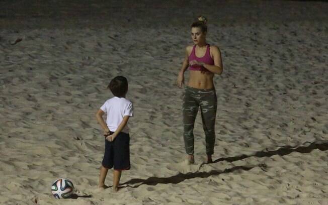 Carolina Dieckmann faz treino funcional na praia e mostra o corpão em forma. A atriz teve a companhia do caçula, José
