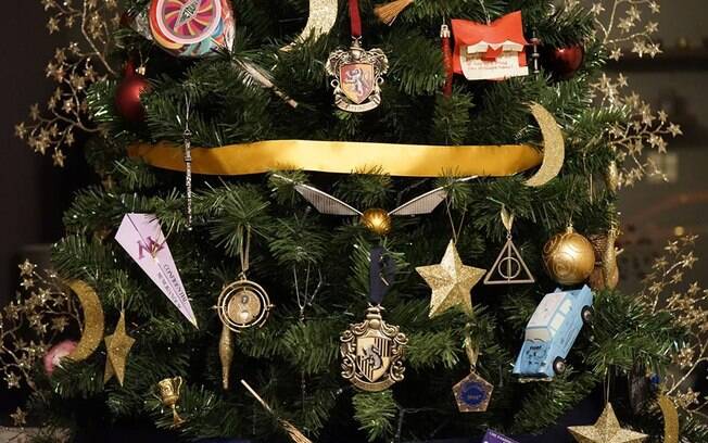 A árvore de Natal da britânica impressionou os fãs de Harry Potter A árvore de Natal da britânica impressionou os fãs de Harry Potter