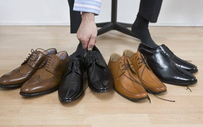 Faça rodízio de sapatos: não usar o mesmo par por dois dias seguidos e deixar um em ambiente arejado enquanto utiliza o outro é recomendável. Foto: Thinkstock