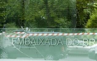 Embaixada brasileira é apedrejada em Berlim; protesto é relacionado à Copa