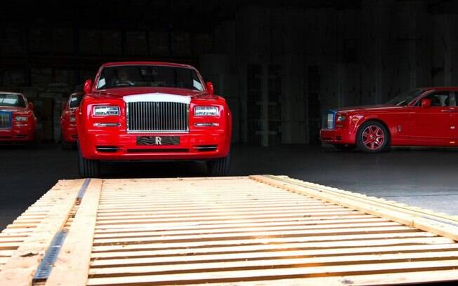 Rolls-Royce prepara a entrega de 29 unidades do sedã Phantom ao bilionário Stephen Hung. Rolls-Royce prepara a entrega de 29 unidades do sedã Phantom ao bilionário Stephen Hung.