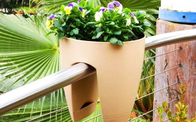 O vaso Greenbo Planter aproveita também o guarda-corpo da sacada para criar um belo jardim. Seu vão central tem 9 cm de largura. À venda na Toca do Verde por R$ 99 
