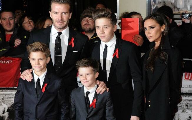 David e Victoria Beckham levam os filhos a pré-estreia de filme em Londres