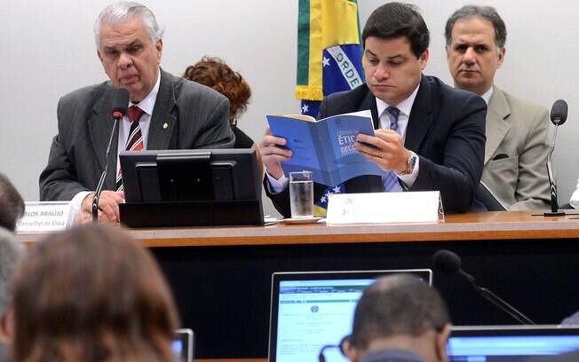O deputado Marcos Rogério faz a leitura do relatório, favorável ao prosseguimento das investigações sobre a quebra de decoro parlamentar do presidente da Câmara  