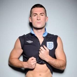 Mark McAdam, jornalista esportivo britânico, declarou ser homossexual à edição de setembro da revista Gay Times