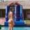 Peões se divertem com escorregador inflável na piscina. Foto: Reprodução