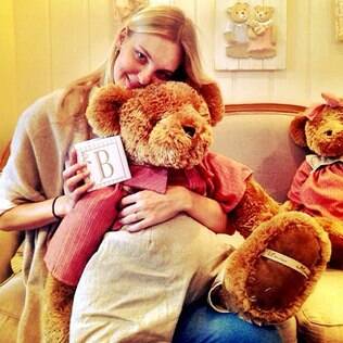 Carol Trentini mostrou foto no Instagram nesta quarta-feira (24) em que aparece com um urso de pelúcia e uma caixa com a letra B.