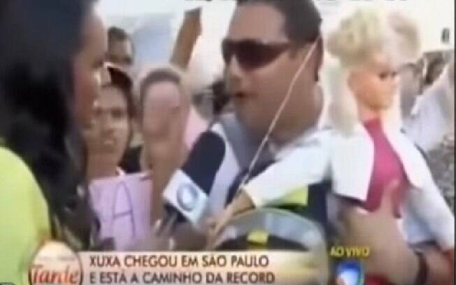 O repórter da Globo Michel Bermudes Auer durante matéria para a Record