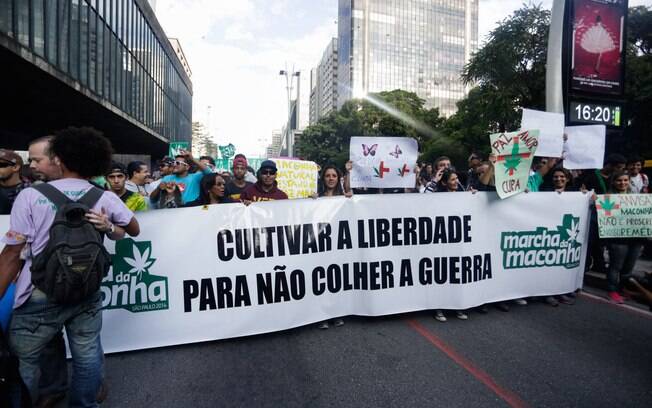 Manifestantes durante ato a favor do cultivo da cannabis durante Marcha da Maconha, em São Paulo. Foto: Futura Press