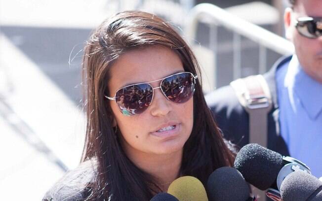 Mulher do ex-goleiro Bruno, Ingrid Calheiros fala com a imprensa na chegada ao Fórum de Contagem