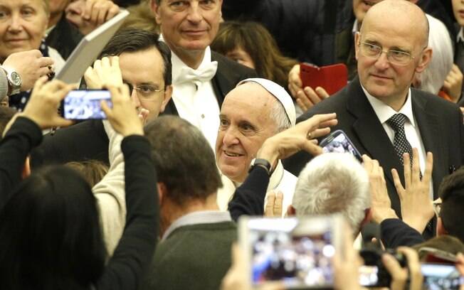 Papa Francisco chega para audiência com membros da comunidade