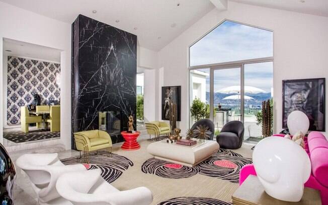 A sala da mansão que era de Gwen Stefani tem uma decoração colorida e nada convencional A sala da mansão que era de Gwen Stefani tem uma decoração colorida e nada convencional