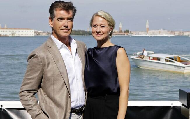 Pierce Brosnan, de 'Love Is All You Need', chega de barco ao Festival de Veneza com a atriz Trine Dyrholm