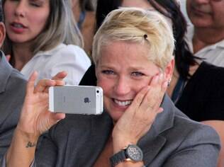 Xuxa se emociona e filma apresentação com seu celular