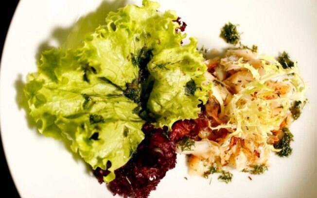 Salada verde com lascas de bacalhau
