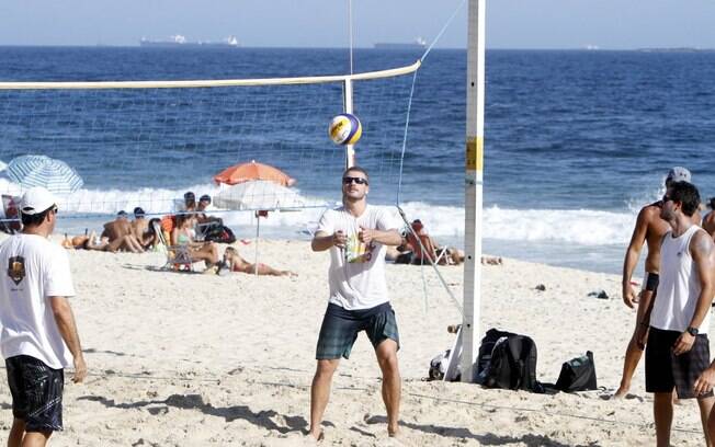 Rodrigo Hilbert joga vôlei com os amigos na praia