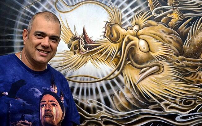 Sérgio Maciel, conhecido como Led's, na frente de uma das telas - pintadas por ele - no estúdio de tatuagem